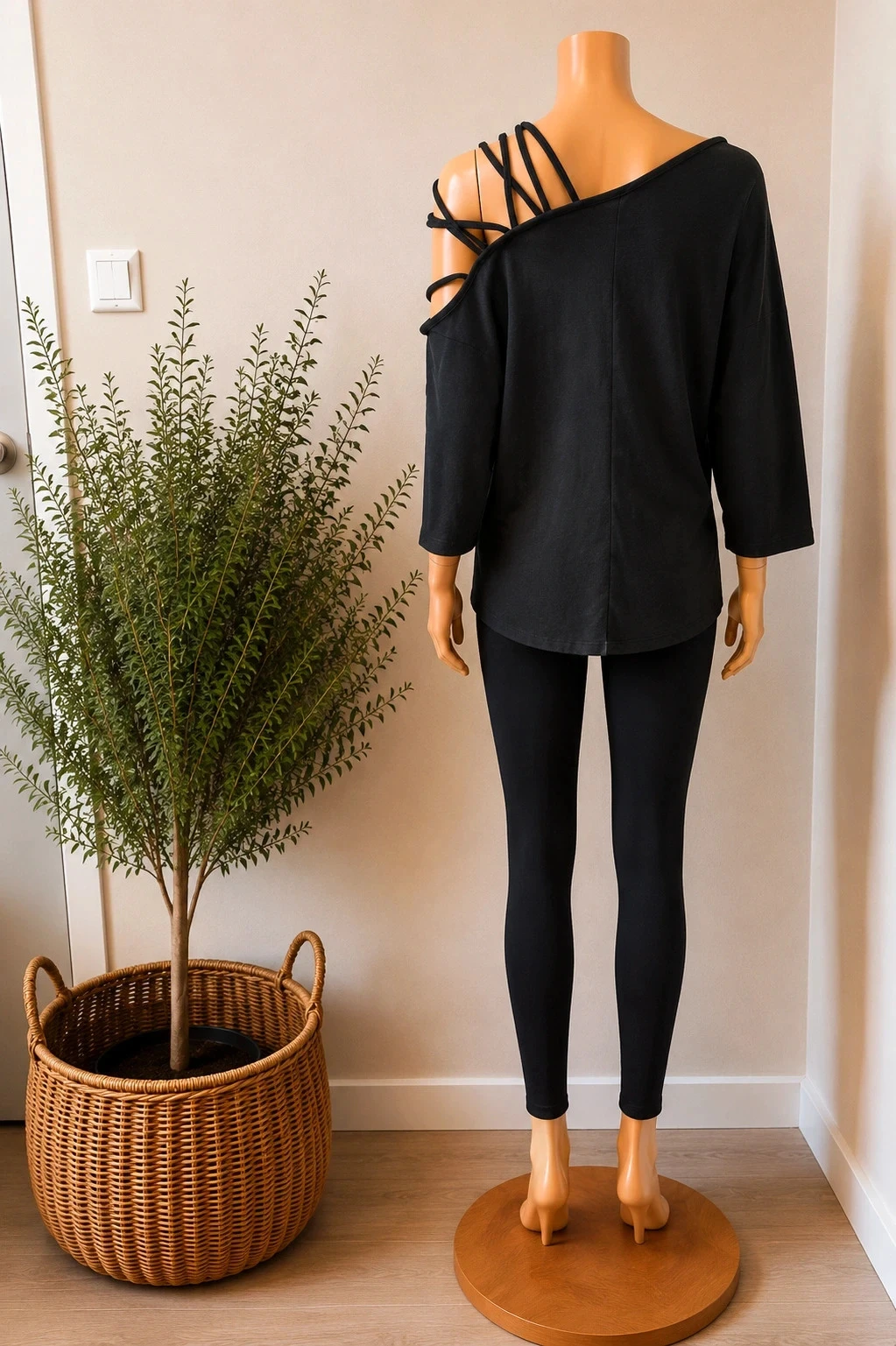 🖤 Top fluide noir asymétrique à épaule dénudée – Taille S  – Très bon état 🖤 – photo 3
